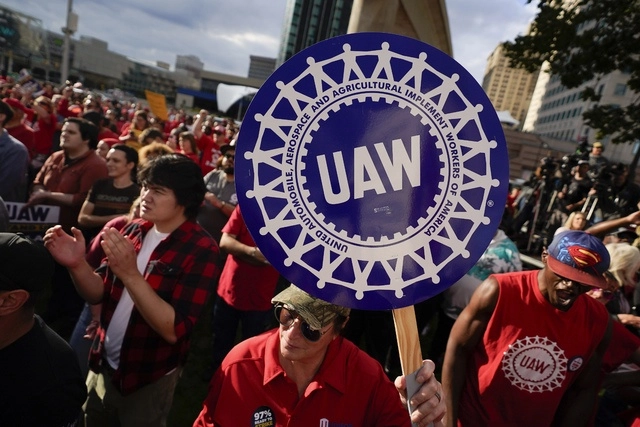 Trabajadores del sector automotriz en Estados Unidos estallaron en huelga este 15 de septiembre. Foto Ap