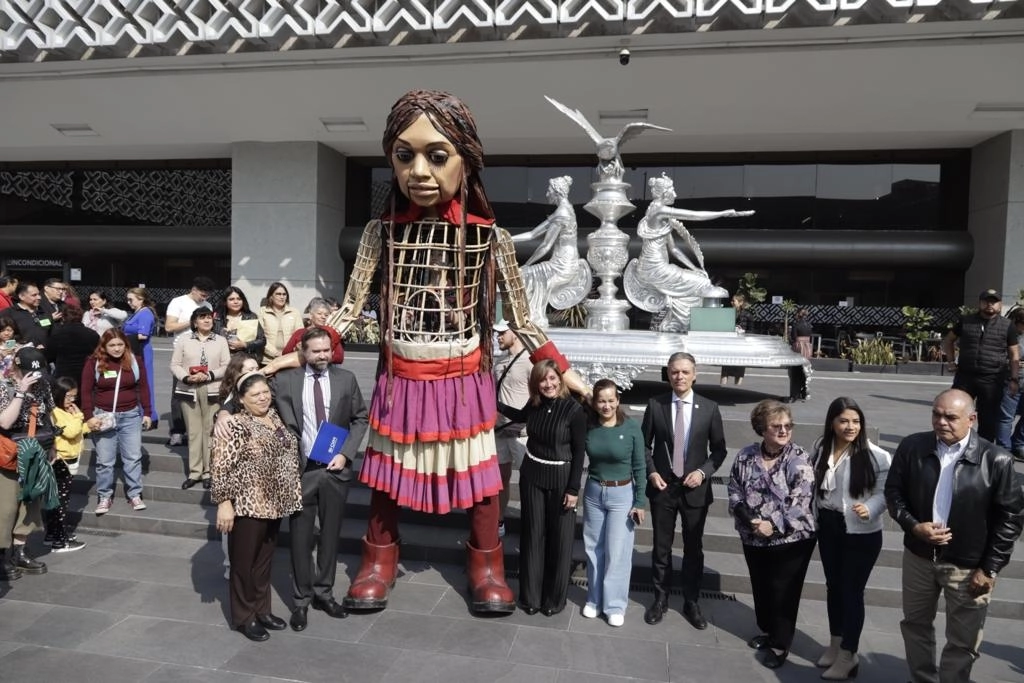 "La Pequeña Amal", una muñeca gigante de 3.5 metros de altura que representa a una niña refugiada siria, visitó la Explanada de los Constituyentes en la Cámara de Diputados, en la Ciudad de México, el 21 de noviembre de 2023. Foto María Luisa Severiano