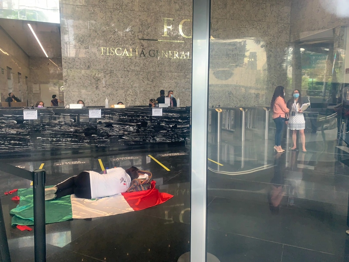 En la imagen, la madre de Alan, Silvia Castillo Hernández protesta en las instalaciones de la FGR. Foto Alfredo Domínguez