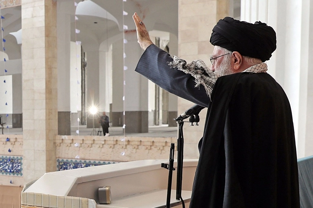 El ayatola Alí Jamenei, líder supremo de Irán, durante una celebración religiosa el pasado 10 de abril. Foto Afp.
