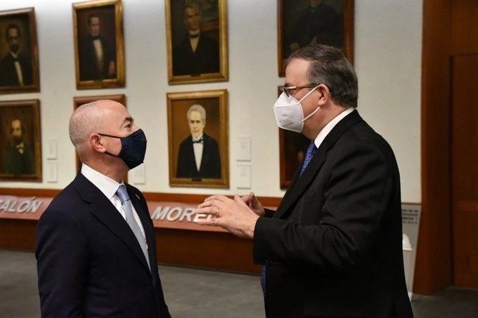 El canciller Marcelo Ebrard (der) y el secretario de Seguridad Nacional estadunidense, Alejandro Mayorkas (izq) durante su encuentro. Foto tomada de la cuenta de Twitter @m_ebrard