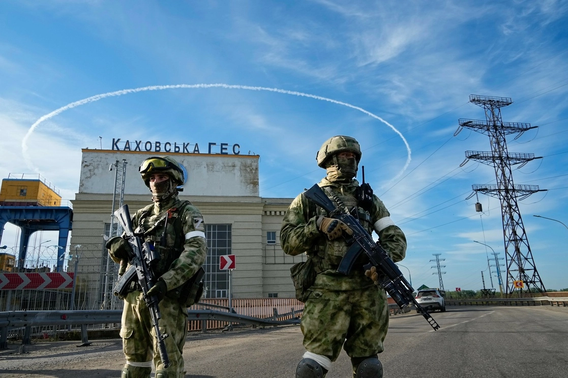 Un militar ruso protege un área de la central nuclear de Zaporiyia en territorio bajo control militar ruso, sureste de Ucrania. Foto Ap / Archivo