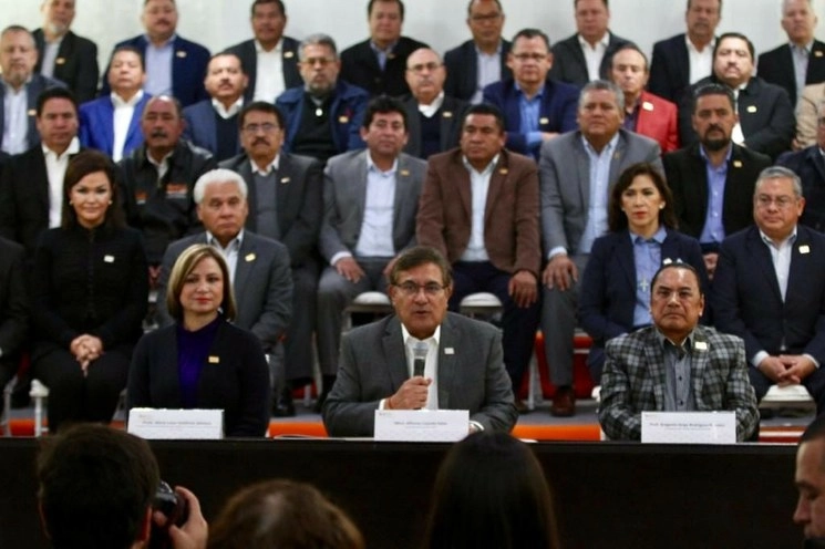 La profesora María Luisa Gutiérrez Santoyo; el maestro Alfonso Cepeda Salas, secretario general del SNTE; y el profesor Gregorio Jorge Rodríguez Méndez, acompañados de delegados distritales, durante la conferencia de prensa en las instalaciones del Sindicato, ubicadas en el Centro Histórico, el 12 de enero de 2020. Foto María Luisa Severiano