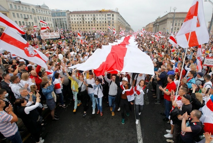 Manifestantes protestan en Bielorrusia para presionar en la renuncia de Alexandre Lukashenko. Foto Ap /Archivo