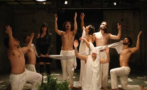 Escena de la obra de teatro "El paraíso", interpretada por egresados de las licenciaturas en Actuación y Escenografía de la Escuela Nacional de Arte Teatral. Foto María Meléndrez Parada /Archivo