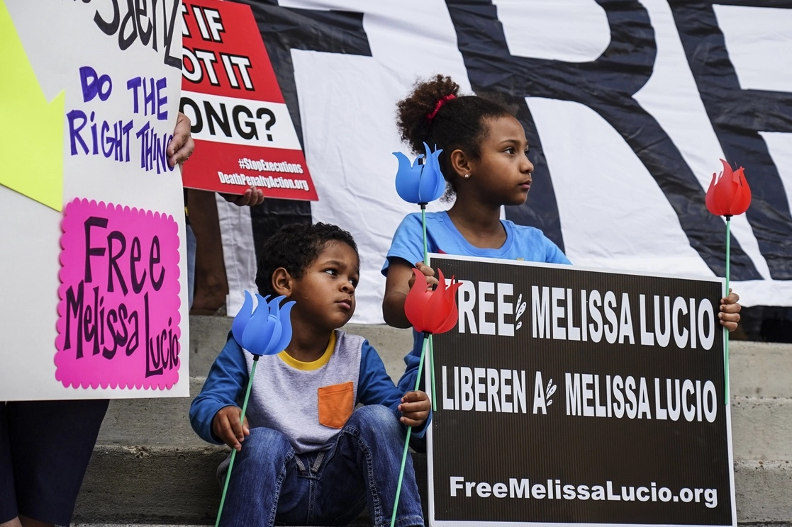 Manifestación para pedir al fiscal de distrito del condado de Cameron, Luis V. Sáenz, que libere a Melissa Lucio frente al edificio de administración del complejo judicial en Brownsville, Texas. Foto Ap