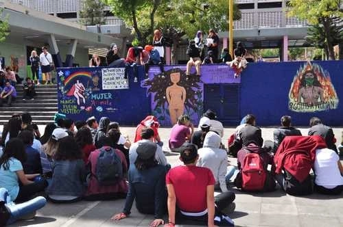 Estudiantes, funcionarios, docentes y administrativos de la Escuela Nacional Preparatoria número 8, ubicada en Mixcoac, acordaron ayer en asamblea entregar las instalaciones. Foto Cuartoscuro.com
