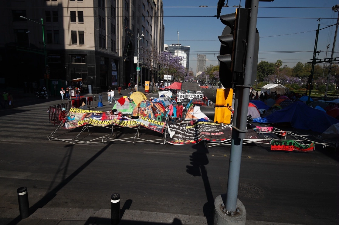 Plantón de la comunidad triqui en la Ciudad de México. Foto Cristina Rodríguez / Archivo