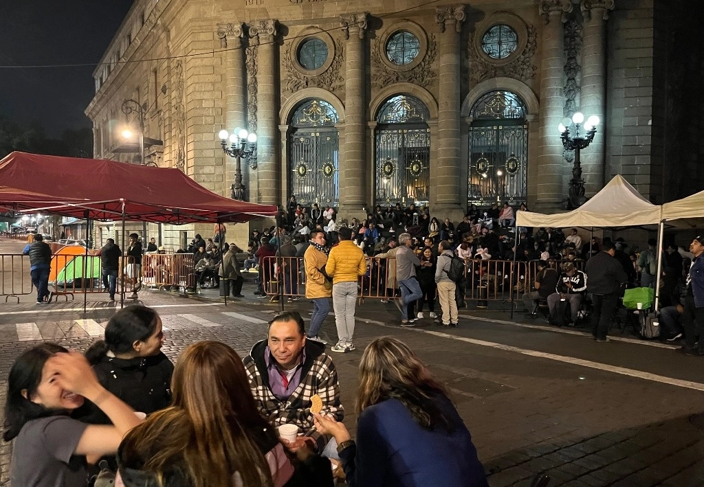 Unos cuantos manifestantes ocuparon anoche la escalinata del Congreso de la Ciudad de México contra la ratificación de la fiscal general de Justicia, Ernestina Godoy, la víspera de su encuentro con el Consejo Judicial Ciudadano. Foto José Antonio López