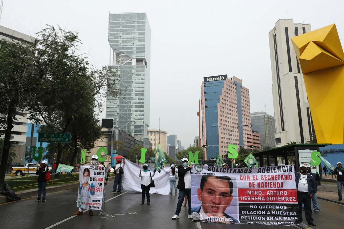 Jubilados del IMSS bloquearon Paseo de la Reforma para exigir audiencia con el secretario de Hacienda, Arturo Herrera. Foto Yazmín Ortega Cortés