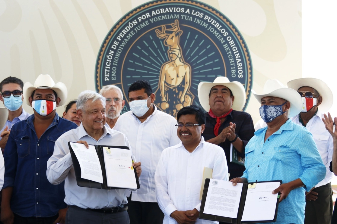 El presidente Andrés Manuel López Obrador encabezó ayer en Vícam Pueblo, Sonora, el acto de reparación al daño sufrido por los pueblos yaquis. Frente a representantes de grupos originarios, aseveró que ese régimen de represión quedó atrás. Relató que durante el Porfiriato las comunidades indígenas padecieron la más brutal violencia que se haya registrado en la historia de México. Foto cortesía Presidencia