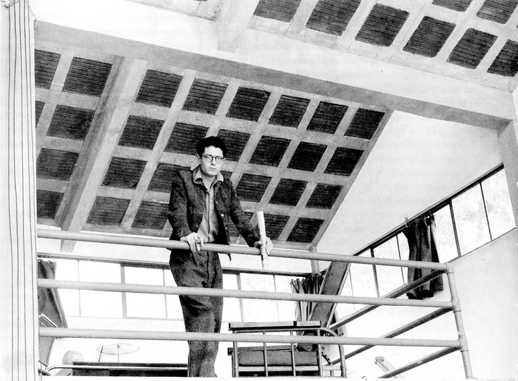 Juan O’Gorman en el tapanco del estudio de Diego Rivera (1932). Foto incluida en el libro Casa O’Gorman 1929, publicado por la editorial RM y el Consejo Nacional para la Cultura y las Artes


