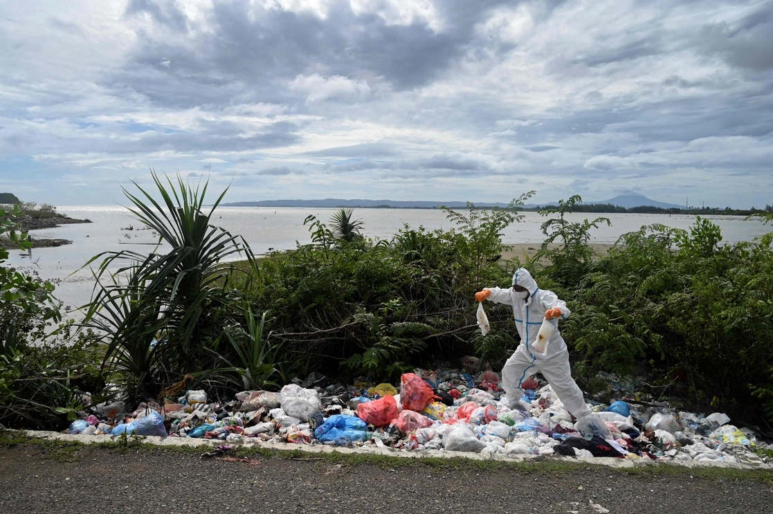 Un voluntario revisa los desechos plásticos en una playa de Indonesia. Foto Afp / Archivo 