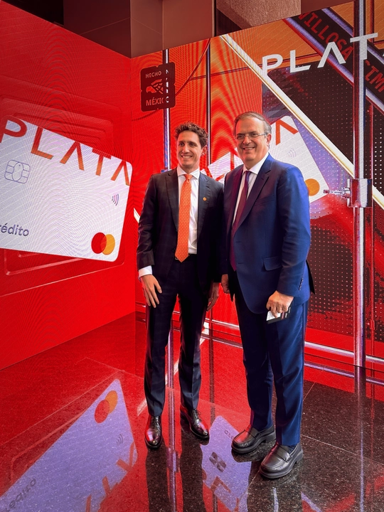 El titular de Economía, Marcelo Ebrard (der) junto con  Neri Tollardo, director general de Plata (der). Foto cortesía 