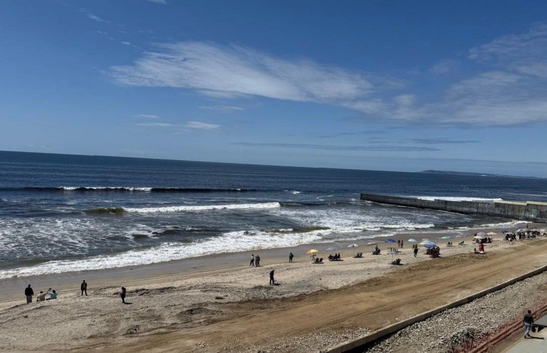 Una playa aledaña al muro fronterizo entre Tijuana y Estados Unidos tiene escasos visitantes. Los turistas evitaron la zona. Foto 
