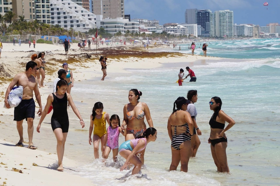 Vacacionistas disfrutan de esta Semana Santa en las playas de Cancún. Foto Cuartoscuro