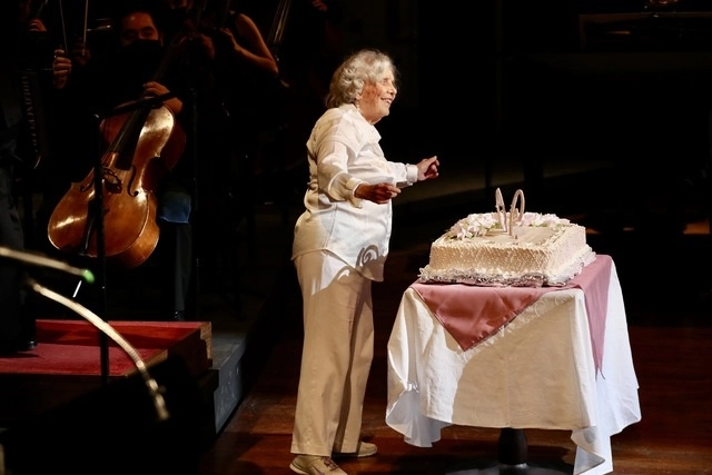Elena Poniatowska celebró sus 90 años, en un Palacio de Bellas Artes que, como nunca, abrió las puertas de su teatro principal para rendir homenaje a quien es considerada "la escritora viva más importante de México". Foto Luis Castillo