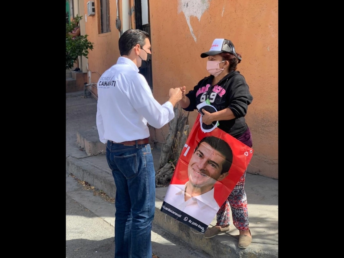 El candidato de la coalición PRI-PRD a diputado local por el distrito 2 de Nuevo León, Ricardo Canavati Hadjópolus, en la colonia Las Pedreras, el pasado 18 de marzo. Foto tomada del Twitter de @CanavatiRicardo
 