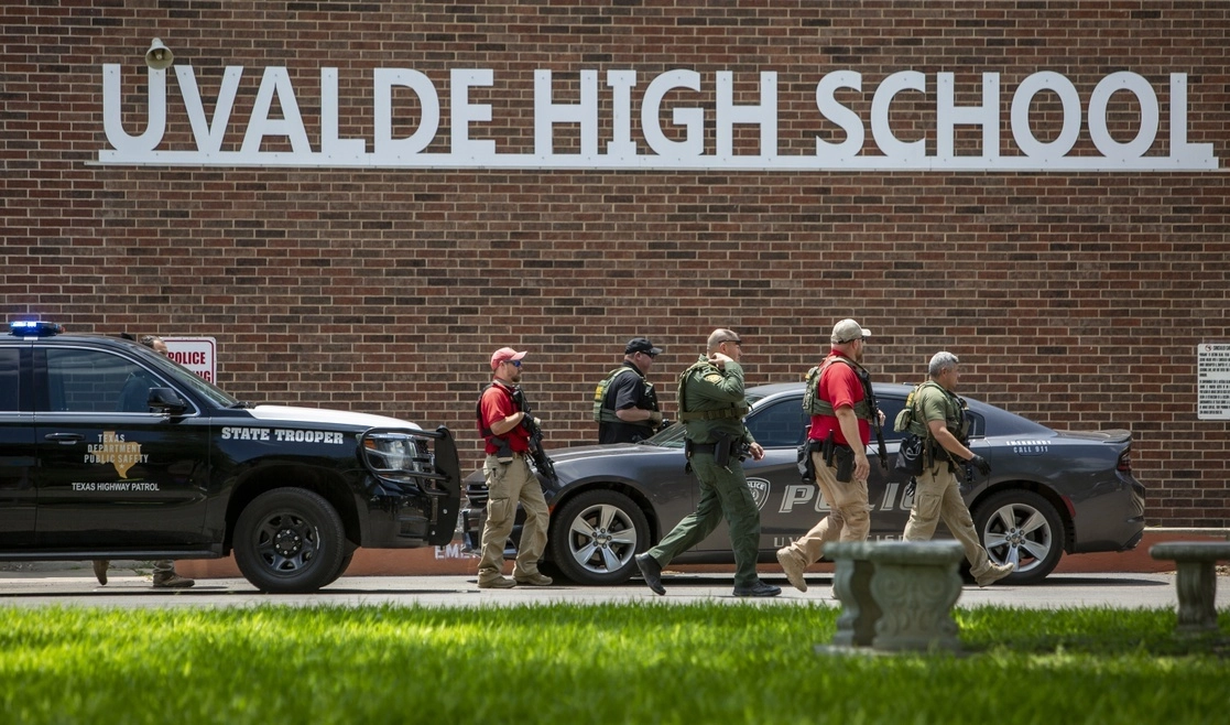 Policías vigilan la Escuela Secundaria Uvalde después de que se informó de un tiroteo más temprano en el día en la Escuela Primaria Robb, el martes 24 de mayo de 2022, en Uvalde, Texas. Foto Ap/ archivo