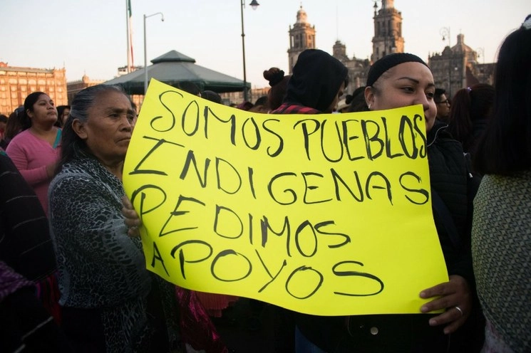 En imagen del 8 abril pasado, una protesta indígena para pedir apoyos por la crisis del coronavirus, frente a Palacio Nacional. Foto Cuartoscuro 
