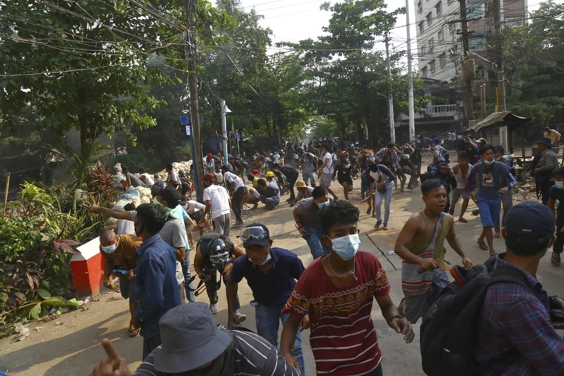 En imagen de archivo, protestas para exigir el regreso a la democracia en Myanmar. Foto Ap