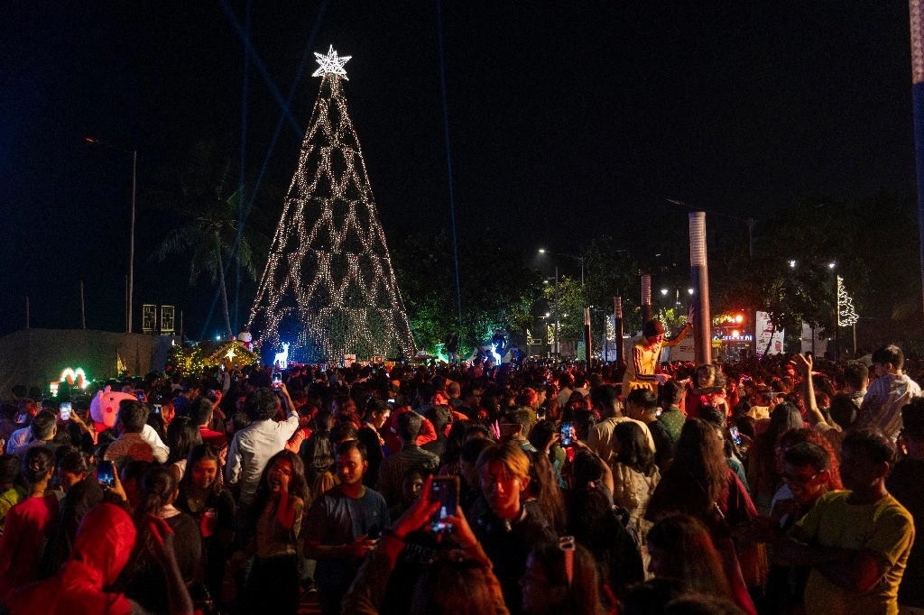 Celebraciones navideñas en Mumbai, India. En 2023, India superó a China como el país más poblado del mundo. Foto Ap.