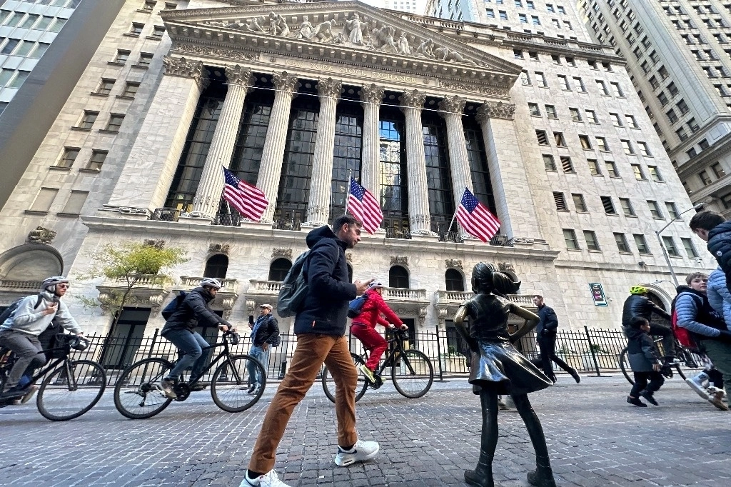 Personas caminan frente a la sede de la Bolsa de Valores de Nueva York. Foto Ap / Archivo
