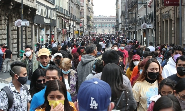 Personas en la calle de Madero del Centro Histórico. Foto José Antonio López / Archivo