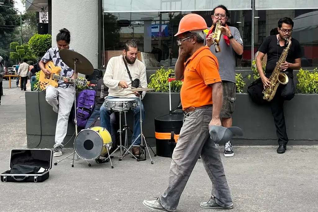 La ocupación laboral en México descendió en agosto, luego de dos meses con crecimientos consecutivos, afectada por la pérdida de plazas en los sectores de servicios y de comercio, así como de la industria agrícola, mientras que el empleo femenino fue el más castigado. La imagen, en la Ciudad de México, el 29 de agosto de 2023. Foto José Antonio López
