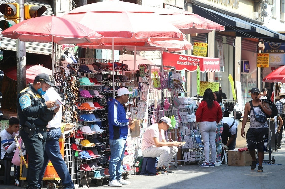 Impulsada por el sector de servicios y comercio de establecimientos medianos y pequeños, la población ocupada en México aumentó en el cuarto trimestre de 2022. Foto María Luisa Severiano / Archivo 