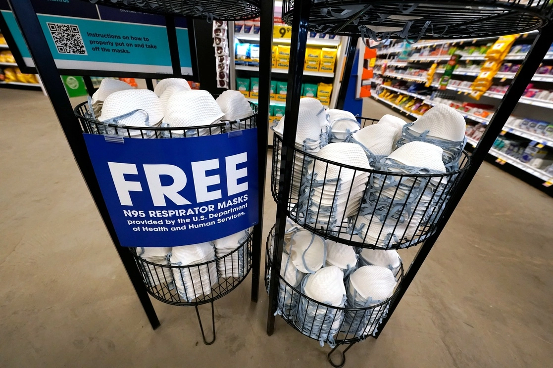 Un recipiente lleno de cubrebocas N95 gratuitos, proporcionados por el Departamento de Salud de Estados Unidos, colocado afuera de la sección de farmacia de una tienda de comestibles en Mississippi, el 2 de febrero de 2022. Foto Ap