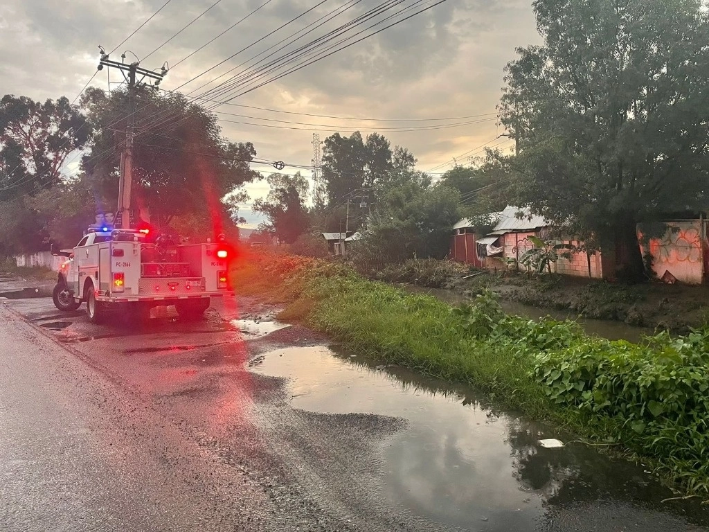 El huracán continúa mostrando un comportamiento variable y avanza lentamente, lo que también han puesto en alerta las poblaciones de la montaña como Chinicuila, Tumbiscatío, Arteaga y Coalcomán. Foto @pcmichoacan 