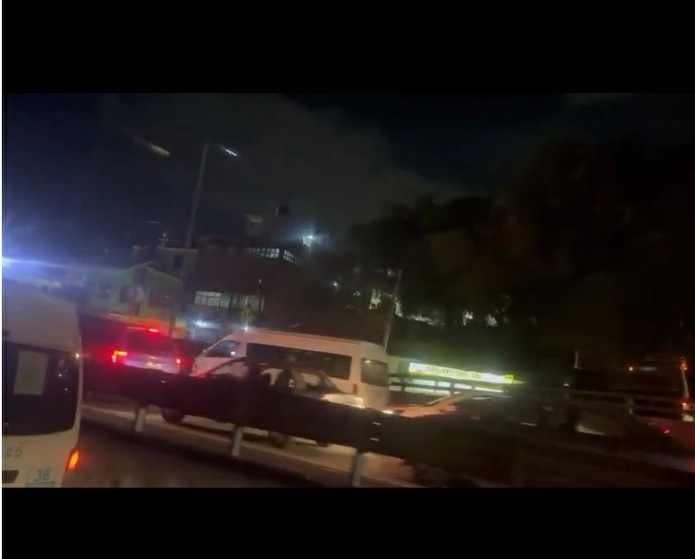 Hasta las 22:30 horas de este miércoles, el bloqueo continuaba justo en la zona limítrofe entre el municipio de La Paz y la alcaldía capitalina de Iztapalapa. Foto tomada de redes sociales