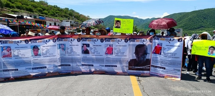 Pobladores de cinco municipios bloquearon la carretera federal de Iguala a Chilpancingo, en demanda de la presentación con vida de 12 personas desaparecidas en las últimas semanas. Foto Sergio Ocampo