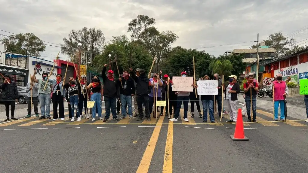 Moradores del poblado de Ahuacatitlán, en Cuernavaca, durante el bloqueo a la carretera México-Cuernavaca. Foto Rubicela Morelos   