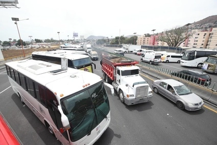 Algunos aseguran que llevan varados hasta cinco horas y piden ayuda a la Guardia Nacional y Caminos y Puentes Federales pufe para despejar las vías. Foto Luis Castillo / archivo