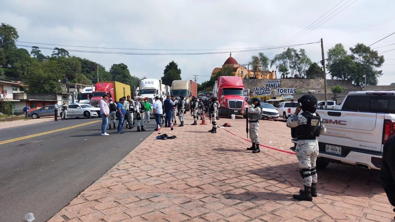 Habitantes de La Joya, Acajete, Veracruz, bloquearon la carretera federal Xalapa-Perote para exigir seguridad durante las elecciones y denunciar el presunto secuestro de Isaac Hernández Falfán, hermano de Amparo Hernández, candidata del PVEM a la alcaldía. Foto