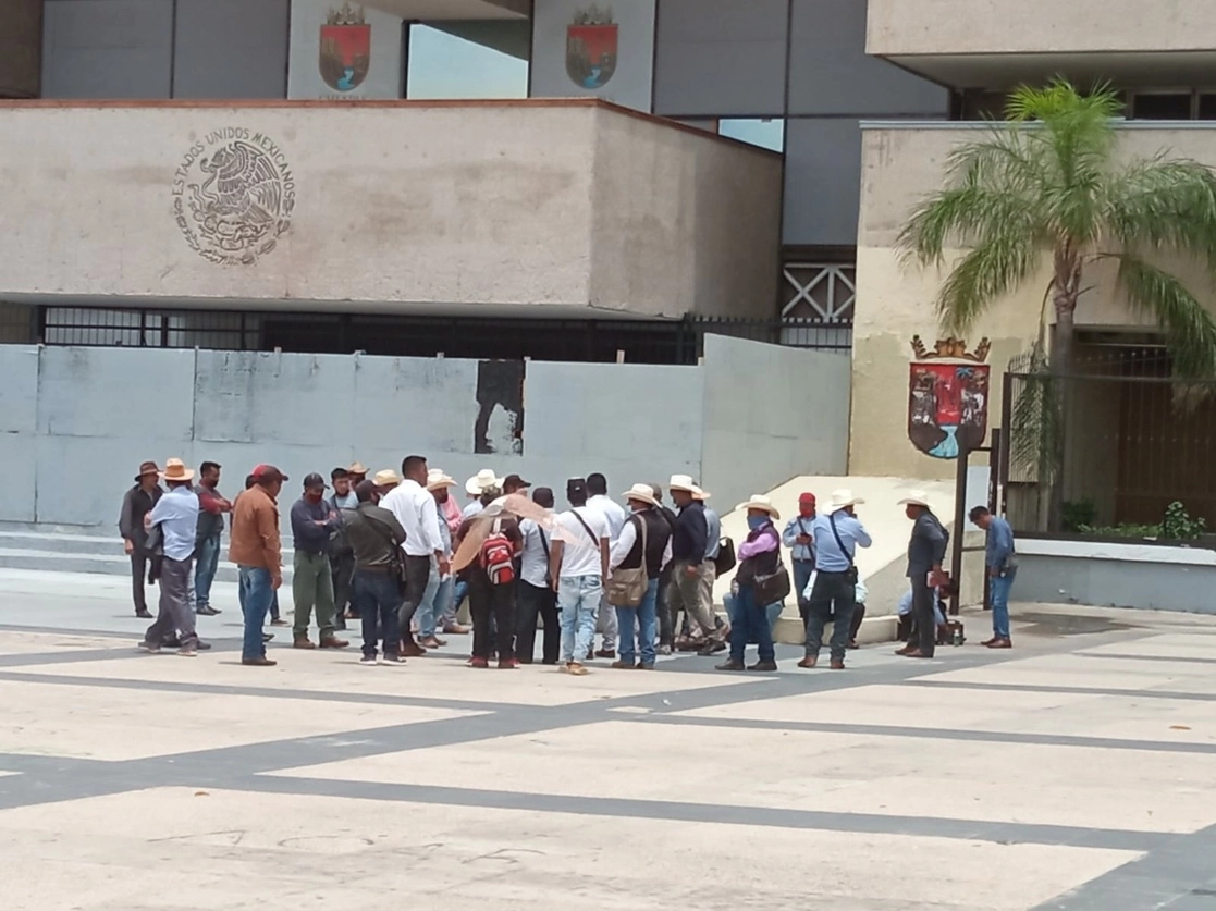 Una comisión espera afuera del palacio de gobierno en Tuxtla Gutiérrez, antes de ser recibida por funcionarios estatales. Foto 'La Jornada' 