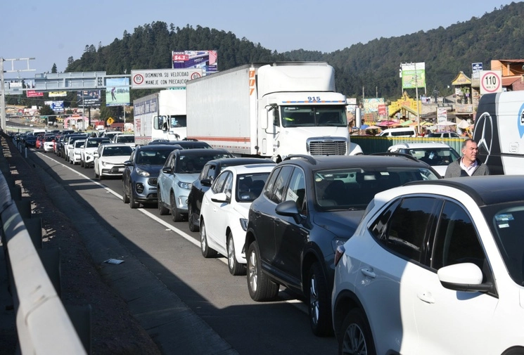 Automovilistas varados por bloqueo en la carretera Toluca-México. Foto Cuartoscuro / Archivo