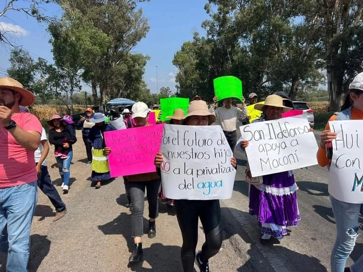 Los habitantes de la localidad de Maconi, del municipio de Ezequiel Montes, realizan desde el viernes una marcha para exigir agua potable. Foto La Jornada