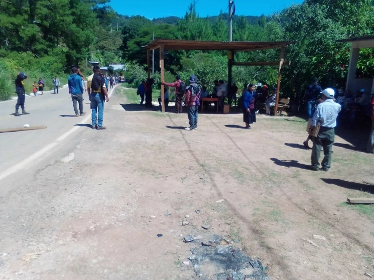 Los pobladores de la comunidad de Mesbiljá, en Oxchuc, cumplieron 23 días de bloqueo en la carretera San Cristóbal-Ocosingo-Palenque para exigir al presidente del concejo municipal, Luis Sántiz Gómez, la entrega de 15 mil pesos familias que construyeron con sus recursos dos puentes. Foto ‘La Jornada’