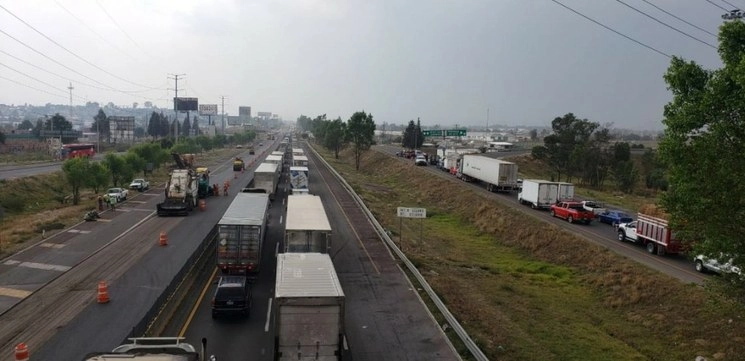 Las filas de autos abarcan aproximadamente dos kilómetros de largo. Foto La Jornada de Oriente
