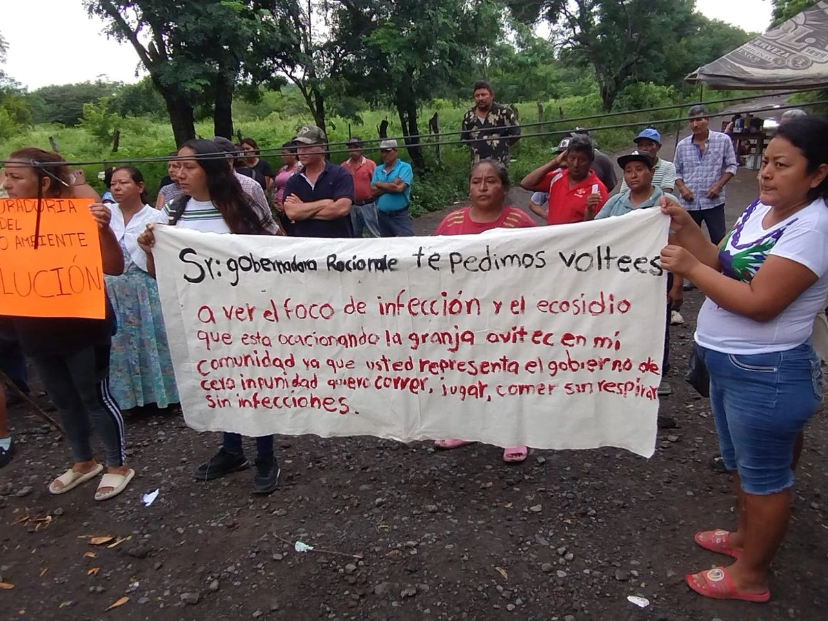 Los pobladores de las comunidades Laguna Blanca y Mirador mantuvieron durante algunos días una protesta a las afueras de las instalaciones de la granja perteneciente a la empresa AVITEC, para ser escuchados por las autoridades.

