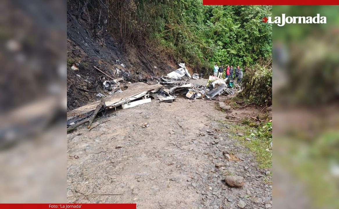 Habitantes de la comunidad San Vicente, en la zona alta de Tapachula, Chiapas, piden a las autoridades retirar los restos de la aeronave, ya que bloquea un camino de tierra que enlaza a poblados como San Vicente, Santa Ana Pinabeto, Toquian Chiquito, entre otros. Foto  