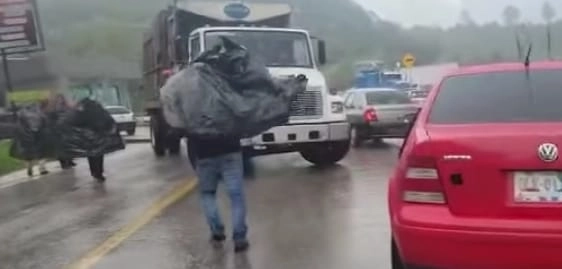 Pobladores de Teopisca bloquean en dos puntos la carretera que comunica San Cristóbal con Comitán para exigir al Congreso local que designe presidenta municipal a la síndica Josefa María Sánchez Pérez. Foto ‘La Jornada’
