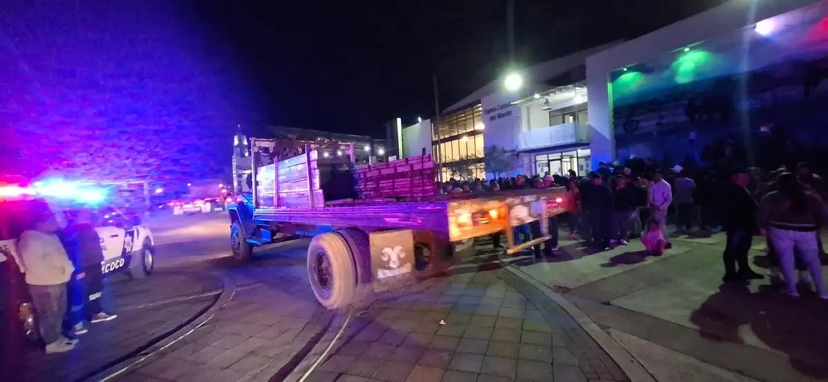 Los pobladores se movilizaron para interceptar cuatro camiones cargados con madera, con el argumento de que es un actividad ilícita y luego varias horas de tensión, obligaron a los conductores a dejar la carga y les permitieron salir de la localidad. Foto