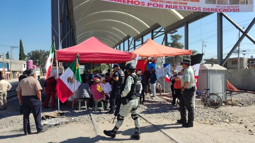 Aspectos del bloqueo de las obras del Tren Suburbano en Tultepec. Foto Silvia Chávez