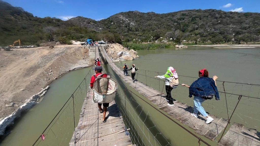 Personas de edad avanzada han tenido que ser rescatadas en varias ocasiones debido a las malas condiciones del puente. Foto Sergio Ocampo