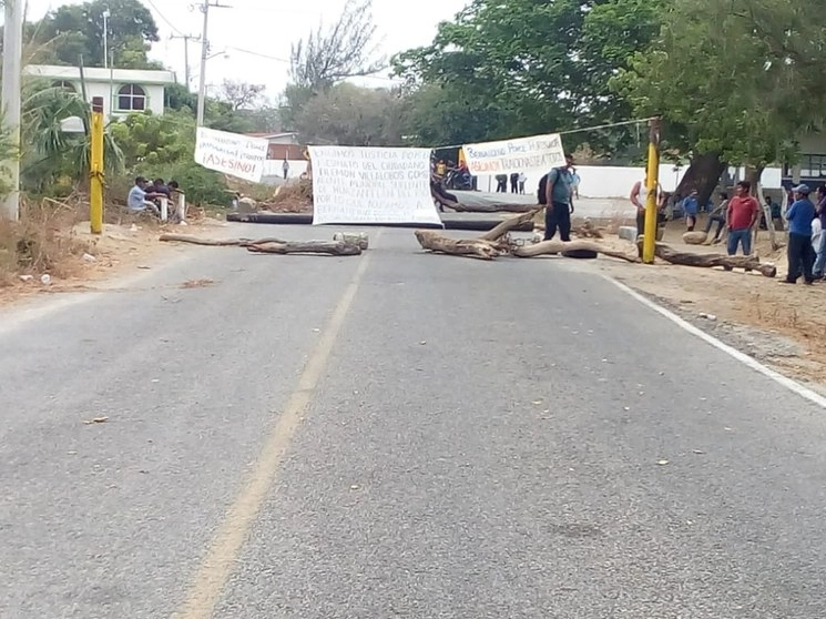 En la imagen, San Mateo del Mar, pueblo ikotjs cuya entrada fue bloqueada con mantas y troncos. Foto Diana Manzo