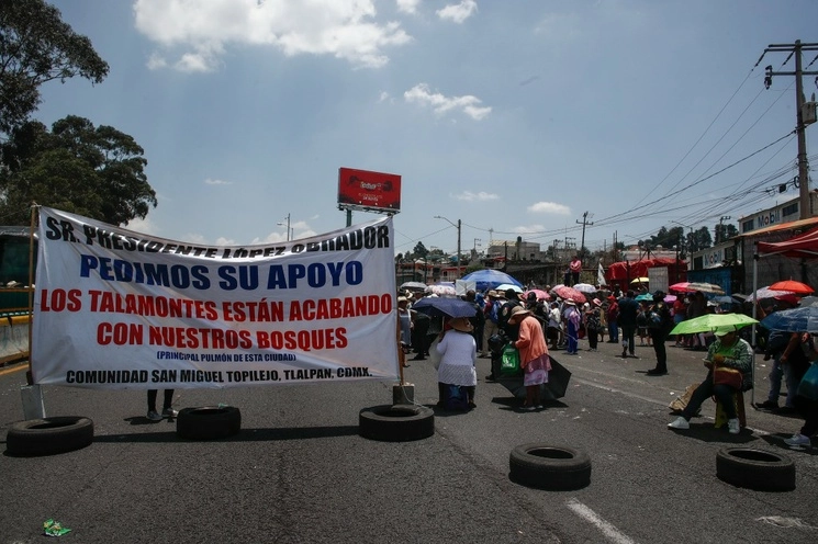 Bloqueo contra la tala ilegal en el kilómetro 28 de la autopista México-Cuernavaca. Foto Víctor Camacho / Archivo
